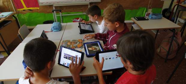 NIÑOS APRENDIENDO CON TABLETS