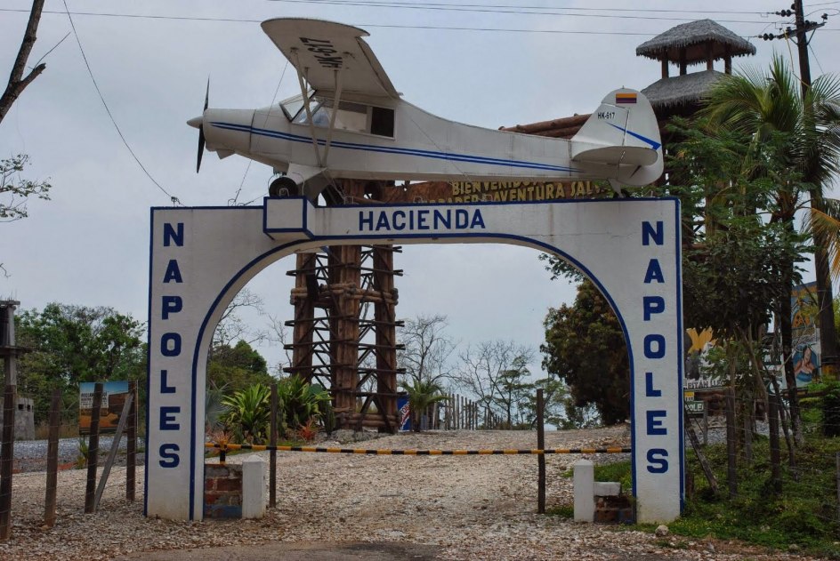 En la entrada de la hacienda Napoles de Pablo Escobar se encuentra la avioneta PIPER PA-18-150 SUPER CUB con la que envió el primer cargamento de coca a EE.UU.