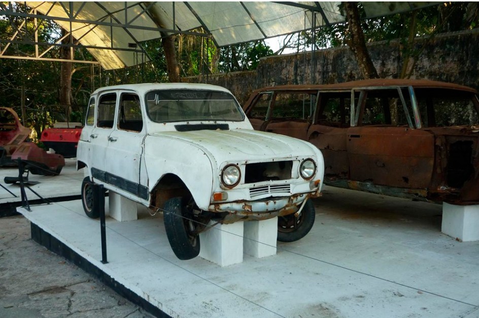 Entre los coches de Pablo Escobar se encontraba un modesto Renault 4 blanco. Con este coche francés, frabricado en Envigado, Colombia, Escobar realizó sus primeros viajes ilícitos a Ecuador. Además, con uno como este disputó la Copa Renault.
