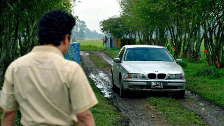 En esta escena del capítulo ocho de la primera temporada, una periodista llega a la finca de Pablo Escobar en un BMW Serie 5 E39. Coche que no fue fabricado hasta 1995, pero que en la serie, ambientada en los años 80, aparece.