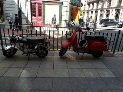 Motos aparcadas en la acera