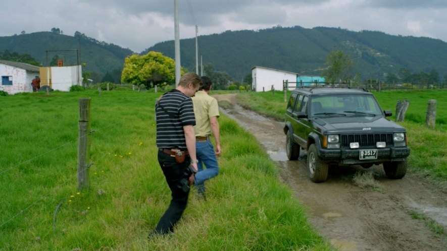 Los agentes de la DEA (Administración para el control de drogas en Estados Unidos) utilizan en la serie un Jeep Cherokee para moverse por las calles de Medellín.