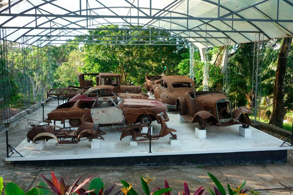 En la Hacienda Nápoles, ahora Museo Casa Pablo Escobar, hay dos museos de coches, uno de ellos es una lujosa colección de coches símbolo de su ostentación y liderazgo en el mundo y esta otra colección de coches en la que sólo queda la chatarra y la historia que hay detrás de cada uno. 