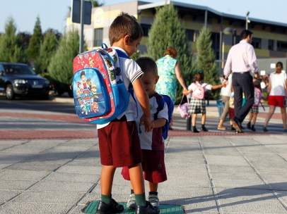 Niños con uniformes escolares