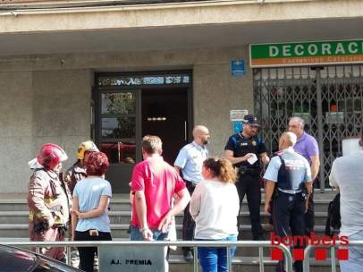 Vecinos del bloque desalojado de Premià de Mar acceden a recoger pertenencias