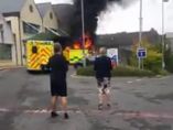 Una ambulancia ardiendo Una ambulancia ardiendo