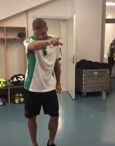 Joaquin Sanchez Bailando En El Vestuario