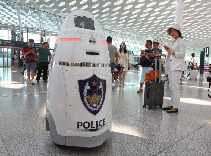 Resultado de imagen para robots armados  en china en el aeropuerto