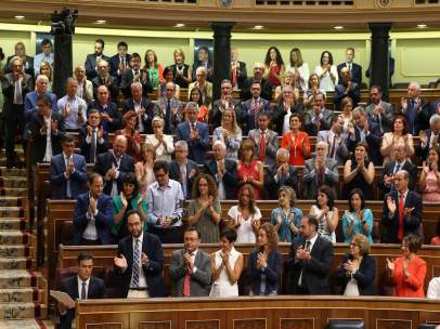 Diputados del PSOE aplaudiendo a Pedro Sánchez
