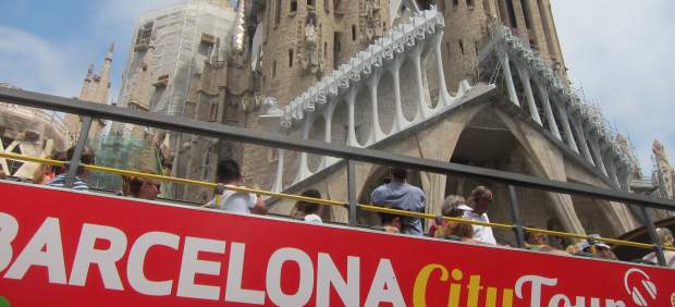 Bus turístico ante la Sagrada Familia Bus turístico ante la Sagrada Familia