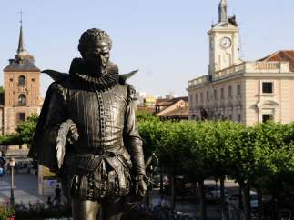 Escultura de Cervantes en Alcalá