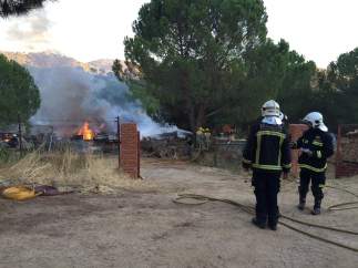 Bomberos de la Comunidad de Madrid extinguiendo un incendio.