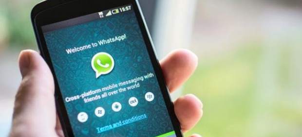 Pantalla de móvil con WhatsApp