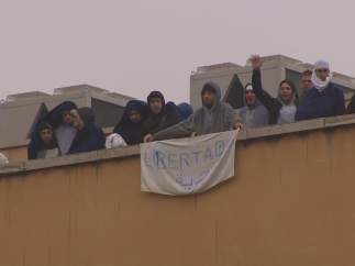 Numerosas reacciones tras el final del motín en el CIE de Aluche