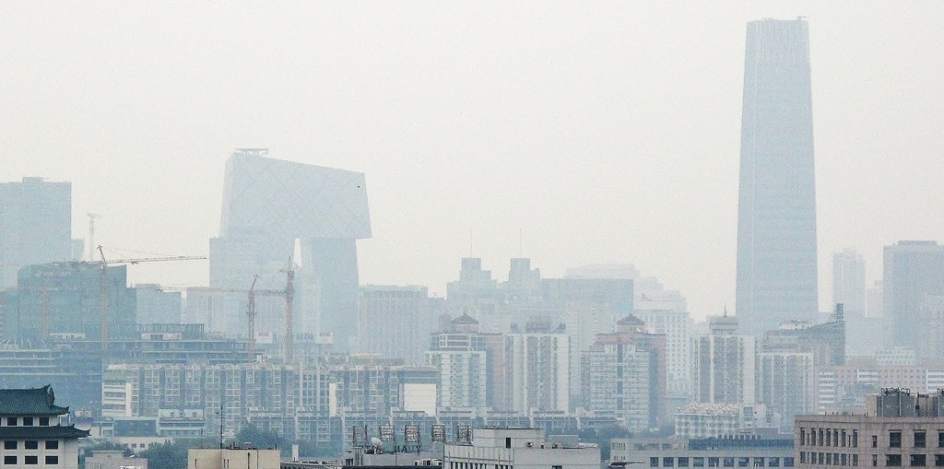 Skyline de Beijing cubierto de contaminación