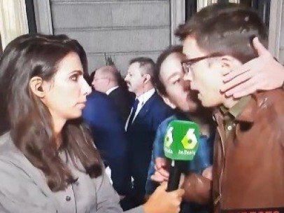 Pablo Iglesias besa a Íñigo Errejón cuando este era entrevistado por Ana Pastor