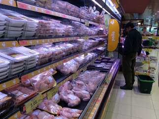 Pollo para consumo en un supermercado