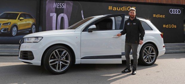 Messi recibiendo su Audi Q7