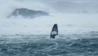 Windsurf en pleno temporal, una prueba para valientes