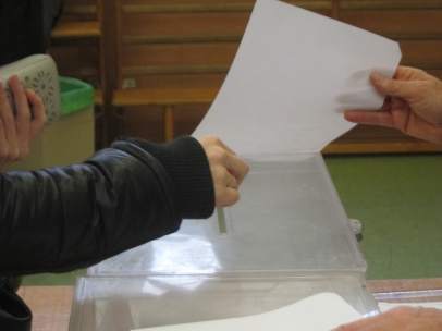 Urna en un colegio electoral