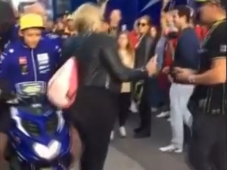 Agresión de Rossi a una aficionada, en Valencia.