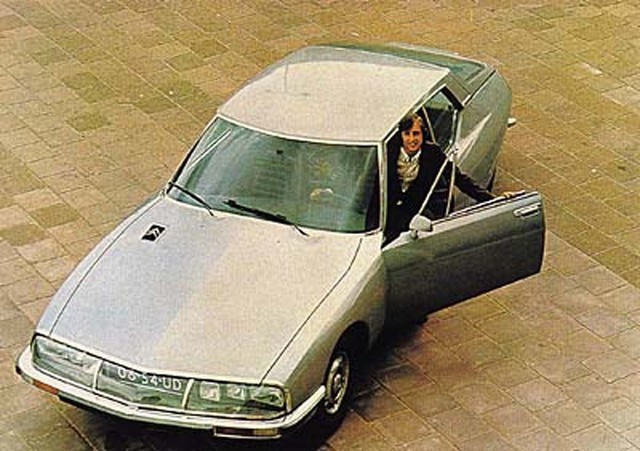 Johan Cruyff posa con su mítico coche Citroën SM en los años 70.
