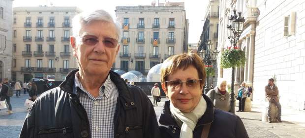 Marisol y Rafael frente al pessebre de Barcelona