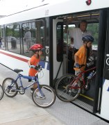 Viajeros entrando en bici al tren