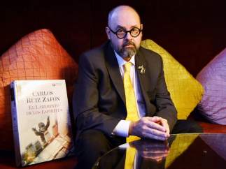 El escritor barcelonés Carlos Ruiz Zafón, en el hotel Casa Fuster de la capital catalana. 