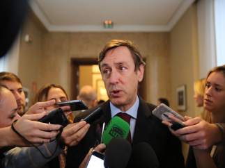 Rafael Hernando atiende a los medios en el Congreso
