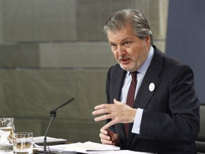 Rueda de prensa de Méndez de Vigo tras el Consejo de Ministros