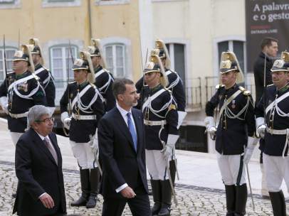 El rey Felipe VI, acompañado por el presidente de la Asamblea de la República de Portugal, Eduardo Ferro.