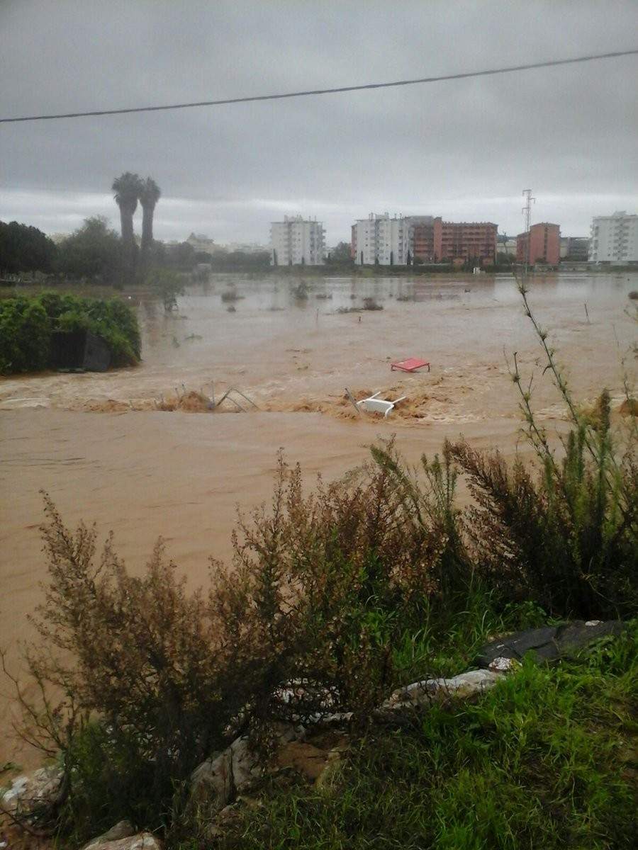 Dos muertos, inundaciones y vecinos en tejados Málaga y Cádiz sufren