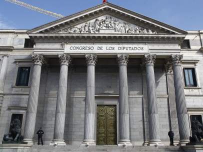 Puerta principal del Congreso de los Diputados con los leones