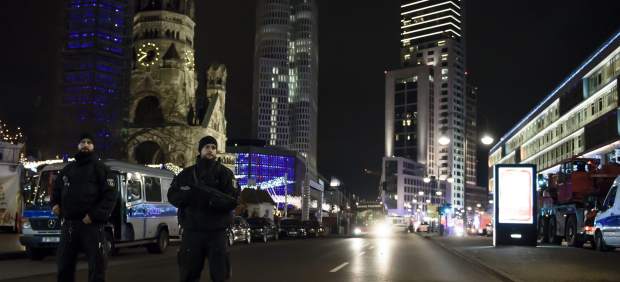 La policía alemana custodia el lugar del atentado La policía alemana custodia el lugar del atentado