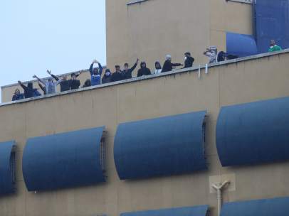 Inmigrantes en la zotea del CIE de Aluche en Madrid