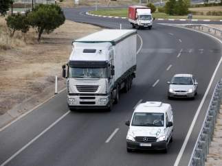 Varios vehículos circulan por la carretera
