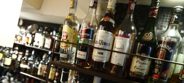 Licores y bebidas alcohólicas en un bar