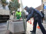 El Ayuntamiento de Madrid coloca maceteros, bolardos, coches pesados u otros obstáculos en las calles para evitar atentados El Ayuntamiento de Madrid coloca maceteros, bolardos, coches pesados u otros obstáculos en las calles para evitar atentados