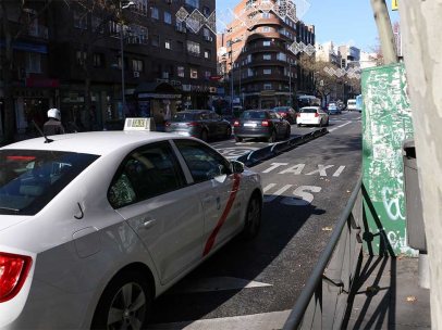 Un taxi circula por una calle de Madrid
