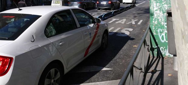 Un taxi circula por una calle de Madrid