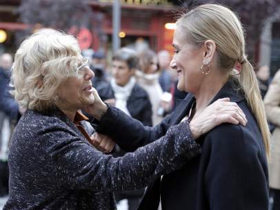 CIFUENTES pasea con CARMENA tras un comida de trabajo.