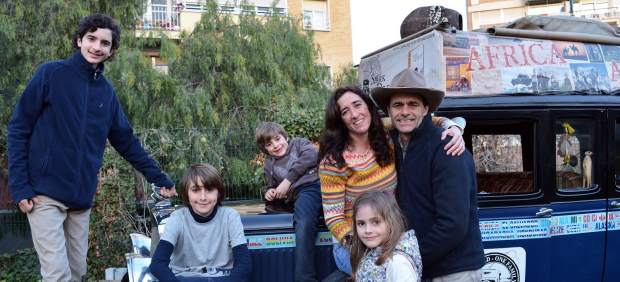 La familia argentina Zapp, formada por Herma, Candelaria y sus cuatro hijos, lleva 17 años viajando por todo el mundo en un coche de época.