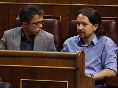 Errejón y Pablo Iglesias en el debate de investidura en el Congreso.