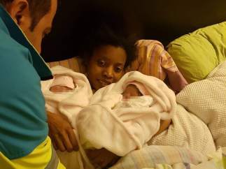 Una mujer da a luz a gemelas