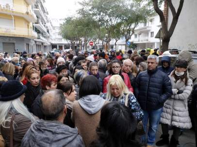 Vecinos de Blanes movilizándose para denunciar los recortes sanitarios después de la muerte de una niña de 8 años.