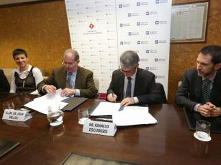 El alcalde de Sant Adrià, Joan Callau, y el director general de Aigües de Barcelona, Ignacio Escudero, firmando el protocolo para afrontar la emergencia en el ámbito de la pobreza energética.
