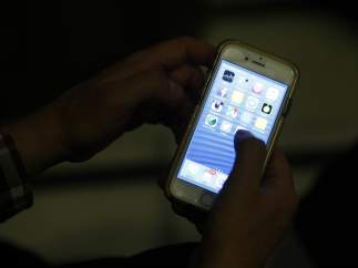 Una persona con un iphone