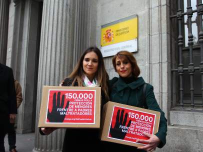 Entregan firmas para evitar devolver hijos a padres maltratadores