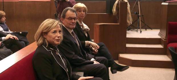 Artur Mas, Irene Rigau y Joana Ortega sentados en el banco de los acusados.